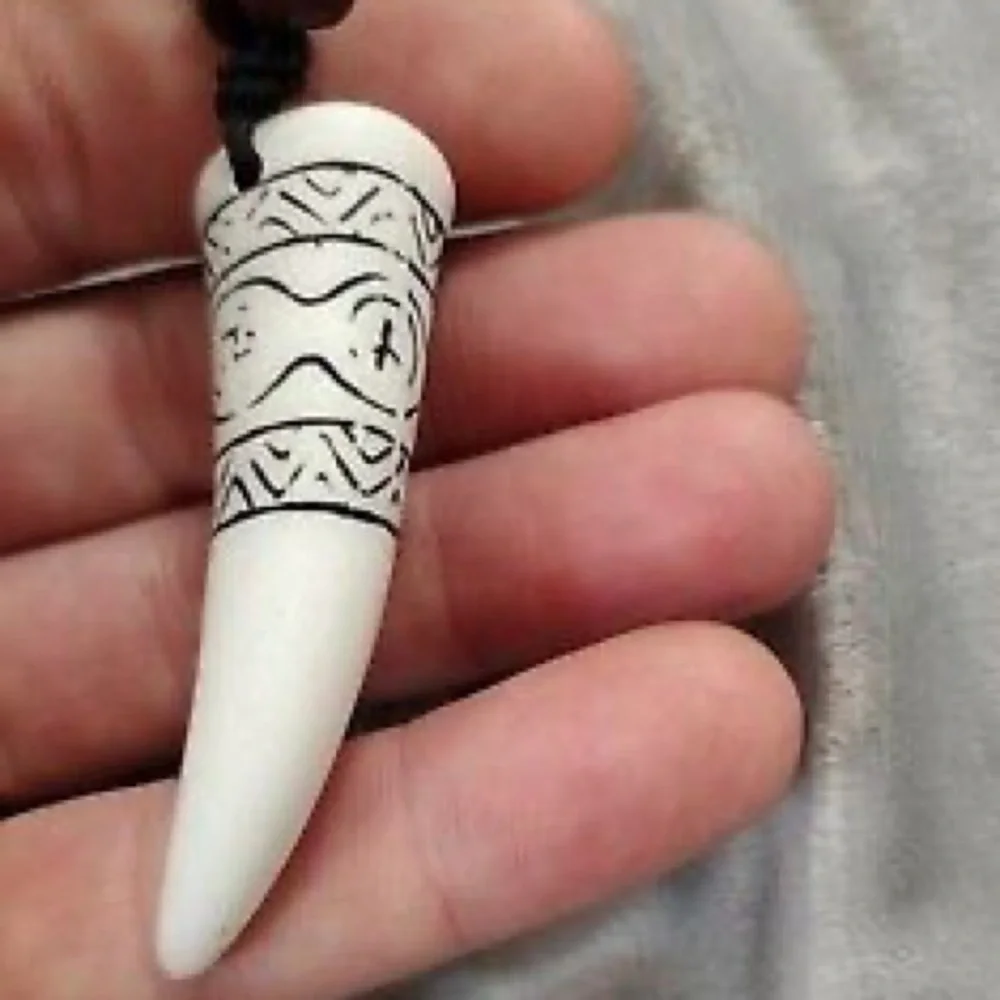 New Unisex White Carved Handmade Horn Wolf Fang Wood Beaded Leather Necklace